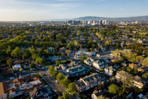 億萬富翁稅引爆矽谷出走潮：Google創辦人搬離加州，黃仁勳選擇留守